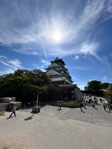 夏空に映える城と石垣の影