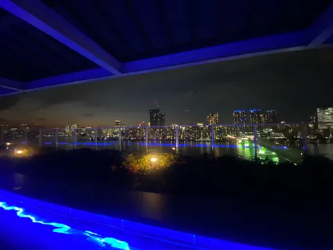 青い夜景が静かに語る