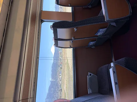 車窓から望む雄大な富士山