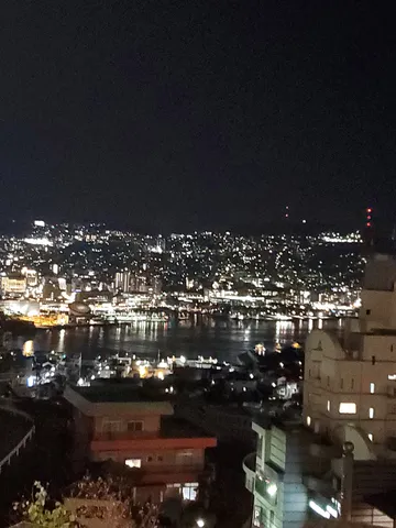 煌めく夜景と水面の映り込み