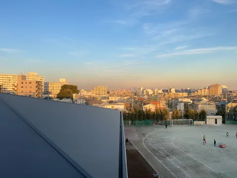 夕暮れの街とサッカースクエア