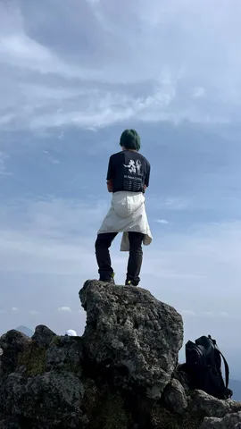 頂からの空への視線
