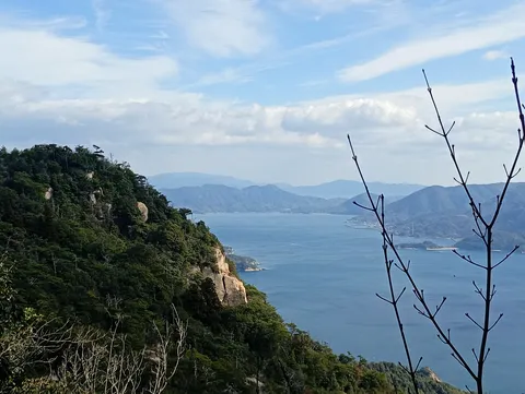 山頂からの息をのむ海の眺め