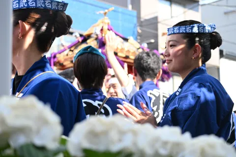 盛り上がる祭りの横で