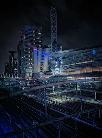 都市の夜、煌めく線路