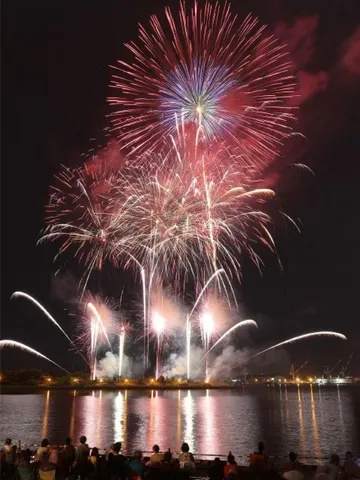 夜空を彩る花火と水面の輝き