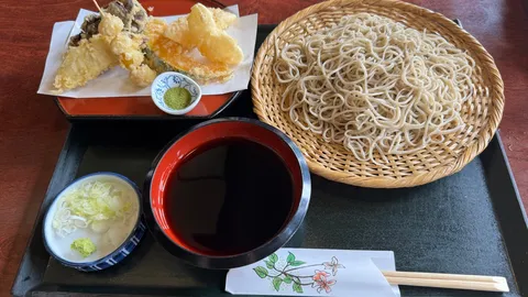 涼しげな蕎麦と天ぷらの風景