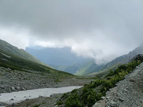 雲海と岩肌のコントラスト