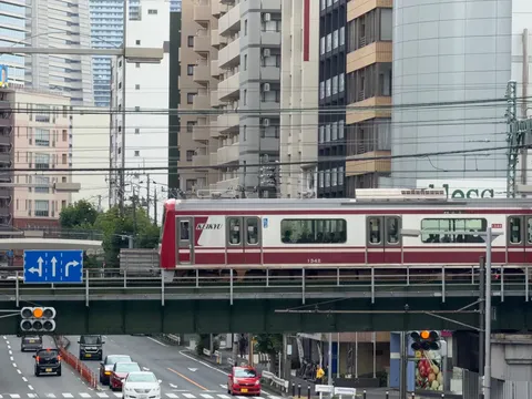 都会の喧騒を走る線路