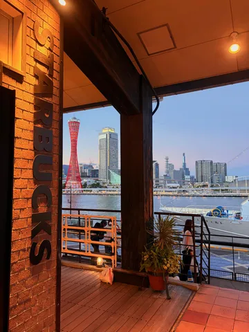 港の夕暮れ、コーヒーの灯り