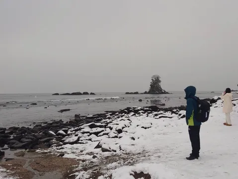 冬の海岸、孤独な島と旅人