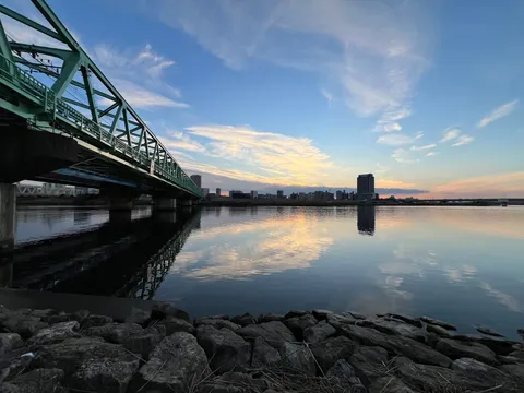 夕暮れの街と橋の静寂