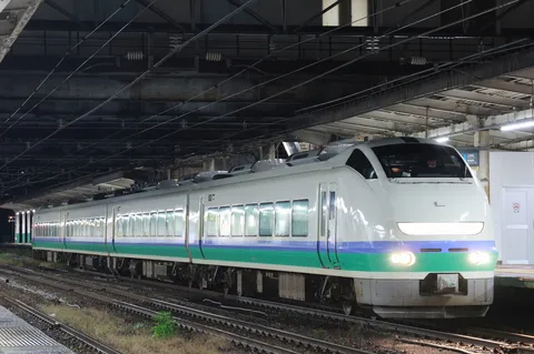 夜を走る未来的車両