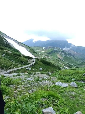 雲間に息づく山道の風景