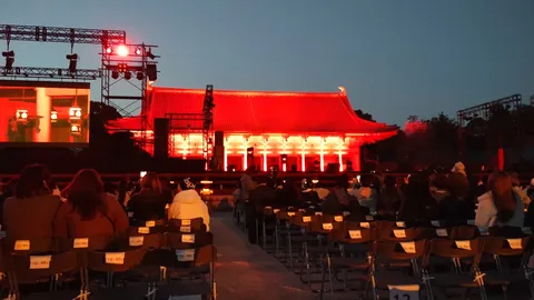 夜を彩る紅の光