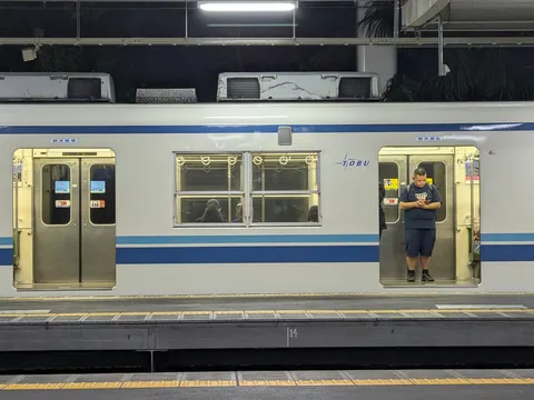 スマホと電車、日常の一コマ