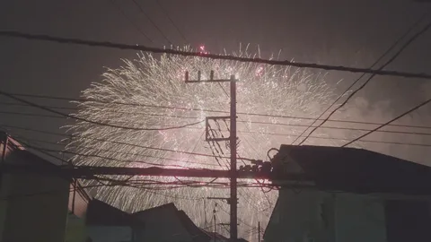 電線と花火のコントラスト