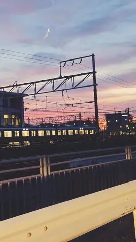 茜色の空と列車の光