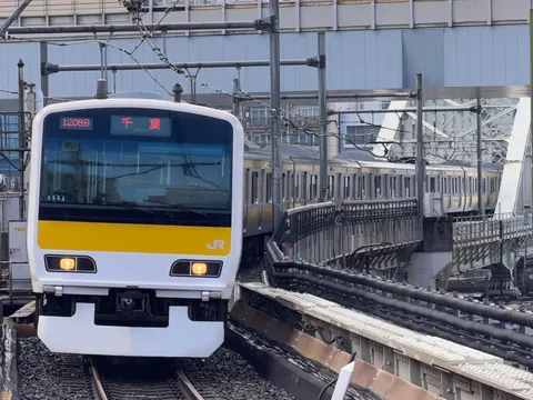 黄の列車が走る朝の風景