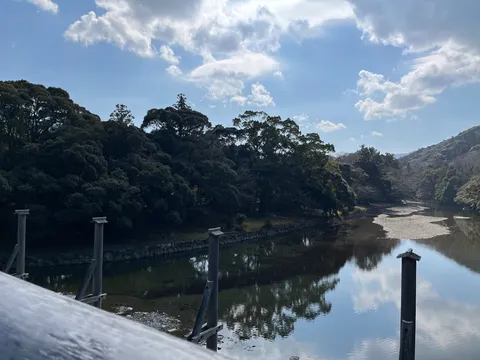 水鏡に映る空と木々のコントラスト