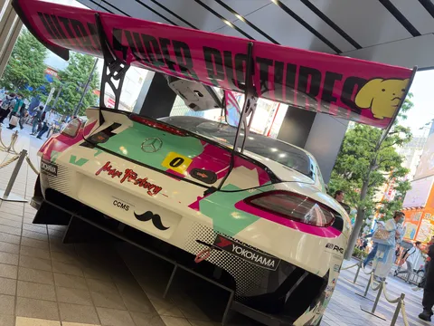 ド派手なリアウイングとレーシングカー