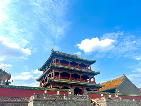 青空にそびえる古都の塔