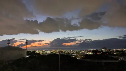 夕暮れの灯と雲の影