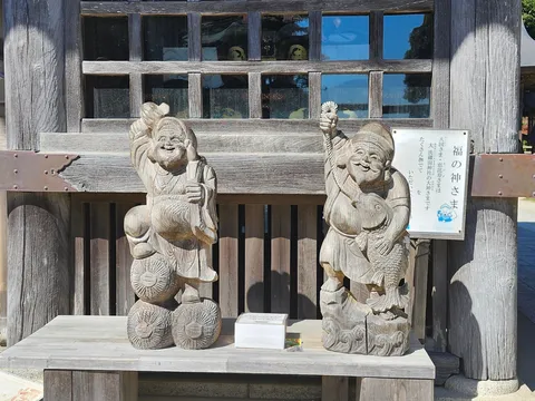木肌の像が運ぶ縁起の風景