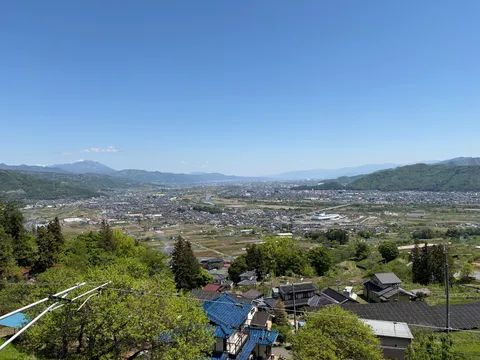 山々が抱く　静かな町並み