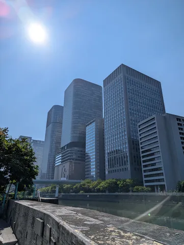 高層街路の光と影
