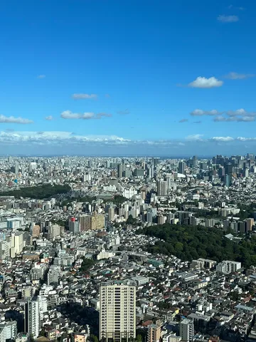 広がる都市と青い空