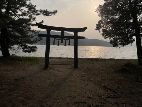 夕暮れの海辺、古の鳥居