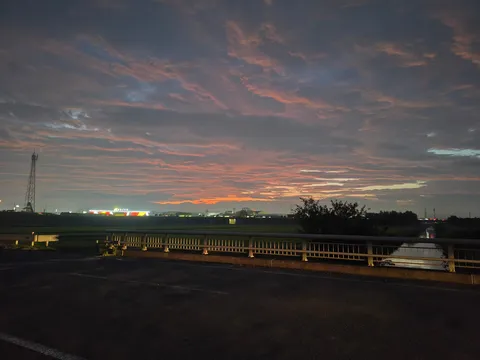橋からの夕暮れ、光と影のグラデーション