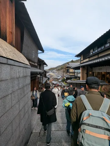 石畳の路地に宿る風景