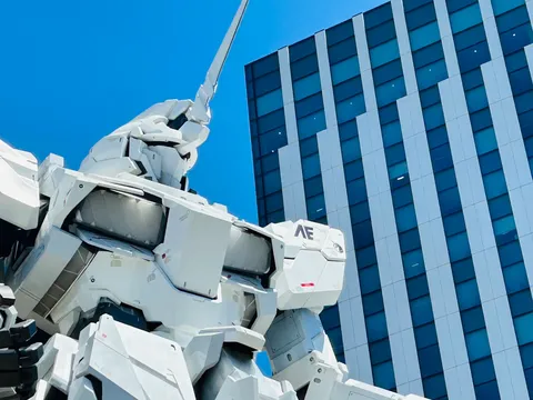 青空を貫く白い巨体