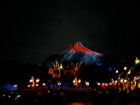 夜空に燃える火山と灯りの競演
