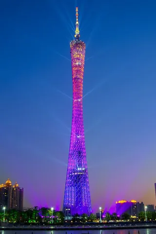 夜空を彩る光の塔