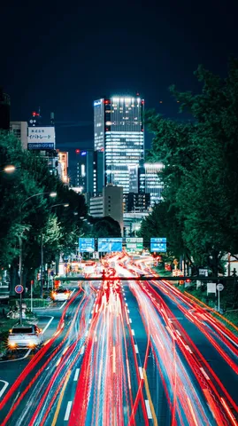 光跡が駆ける夜の街