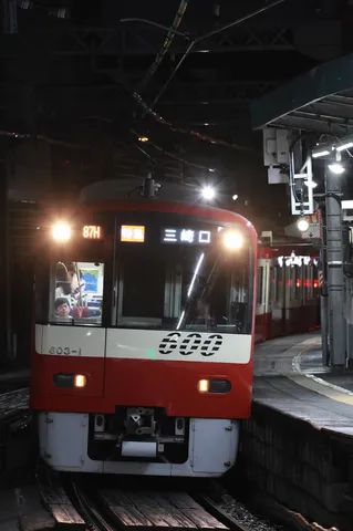 夜のホームを駆ける赤列車
