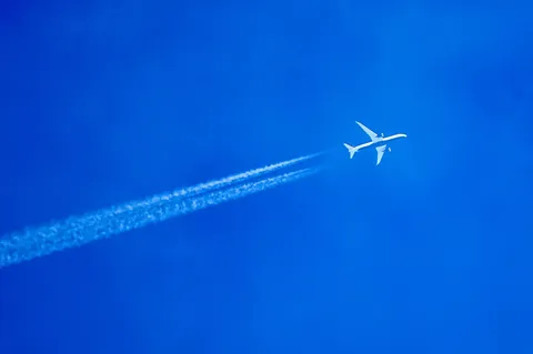 どこまで行くの？飛行機雲