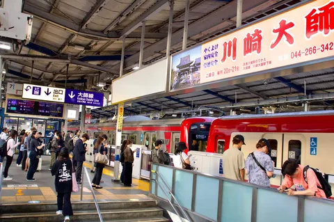 街の鼓動感じる駅ホーム