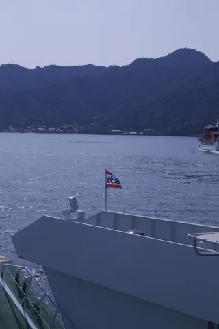 船上の青い海と緑の山々