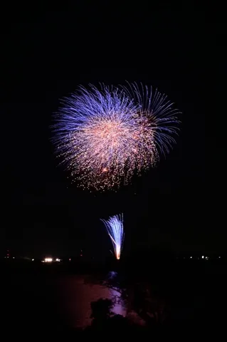 夜空と水面に咲く花火