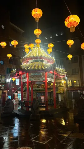 夜の灯籠と彩る亭