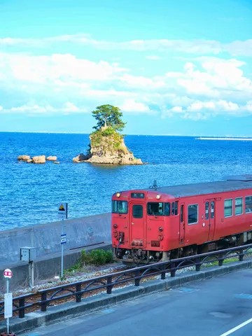 海と空、赤が織りなす絶景