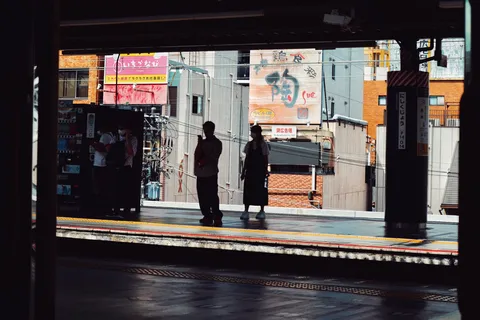 線路の影に染まる街の声