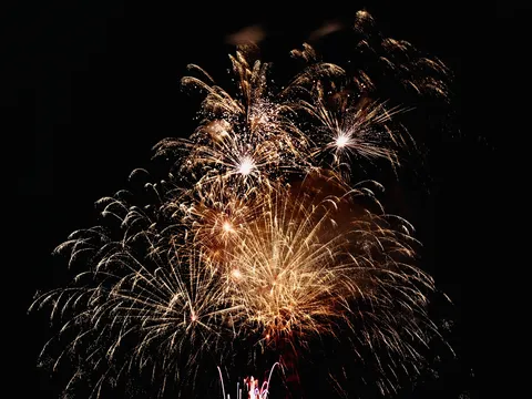 夜空に咲く花火の余韻
