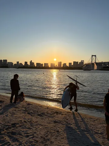 夕映えを運ぶ波打ち際