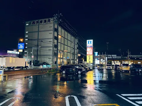 雨上がりの夜、煌めく街並み