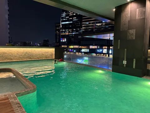 夜景を映す屋上プール